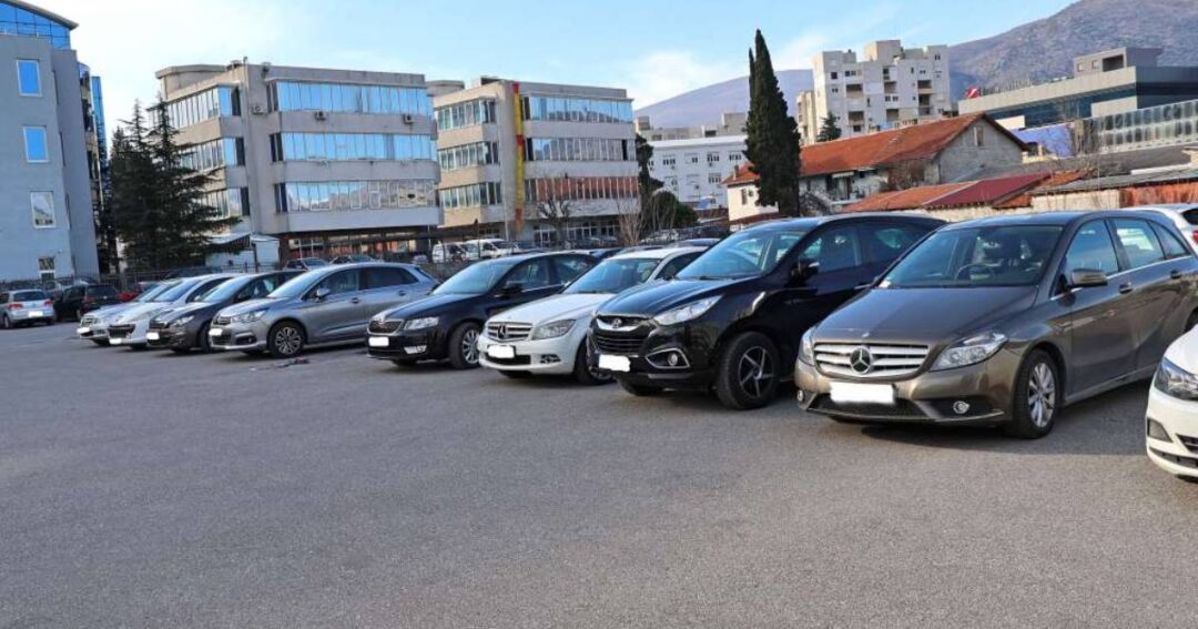 automobili parking