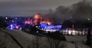 Avion koji je letio iz Njemačke srušio se na zgradu, najmanje jedna osoba poginula