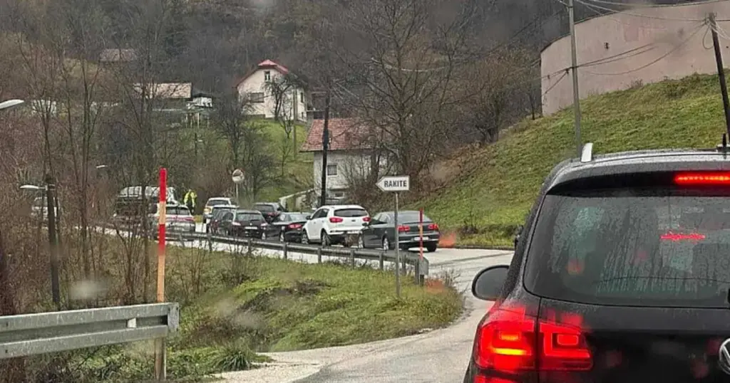 Pet osoba povrijeđeno u sudaru dva vozila, saobraćaj obustavljen