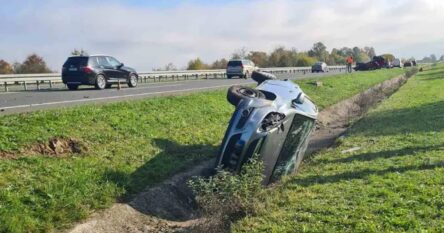 Teški udes na autoputu: Povrijeđeno pet osoba, vozilo završilo na krovu