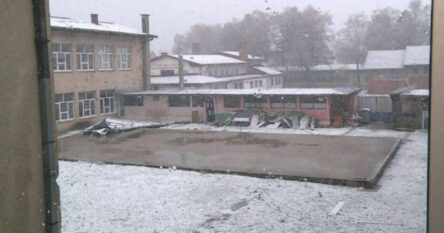 Nevrijeme u Bihaću skinulo pola krova sa škole, oštetilo sportsku dvoranu, stambene zgrade, kuće