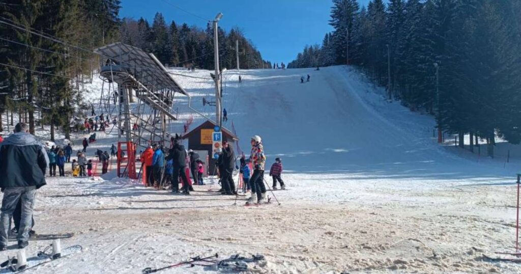 Noćnim skijanjem večeras se otvara skijaška sezona na Ponijerima kod Kaknja