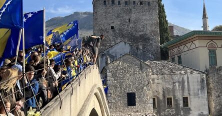 Skokom bez aplauza obilježena 31. godišnjica rušenja Starog mosta