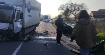 Automobil završio u kanalu nakon sudara s kamionom, formirale se duge kolona vozila