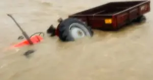 Šestoro djece koja su se na traktoru vraćala iz škole nestalo u poplavama. Traje potraga