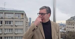 Vučić se danas popeo na terasu i održao čudan govor: Subota je, nisu laki dani…