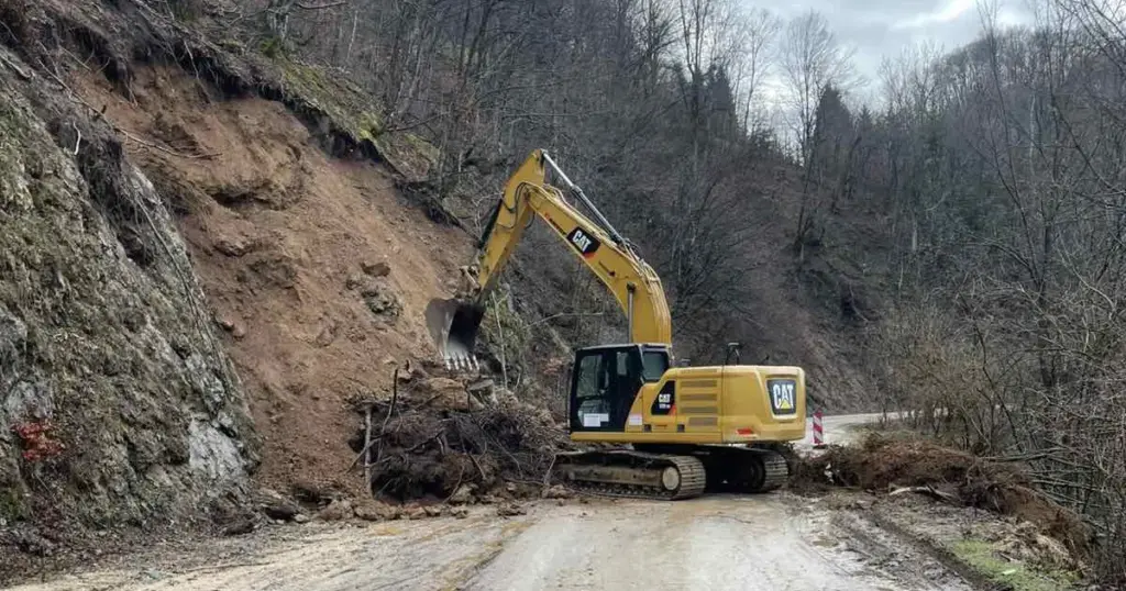 U Bilićima se dio brda sručio na cestu, važna putna komunikacija potpuno prekinuta