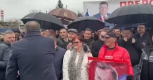 Dodik stigao na ročište, dočekan uz pjesmu “Čuvaj mi se sine”