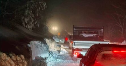 Situacija na putu Drvar – Bosanski Petrovac i dalje teška: Zametene kolone automobila