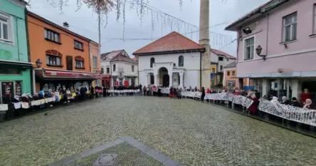 Mirno okupljanje majki i žena Srebrenice i Podrinja na Trgu žrtava genocida