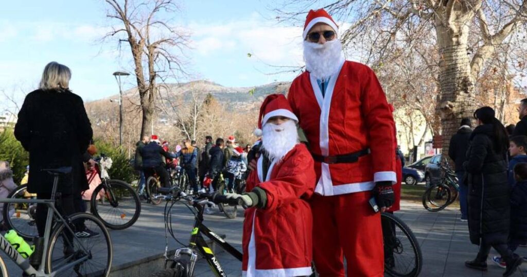 Najmlađi najsretniji: Djeda Mrazovi na biciklima defilirali kroz Mostar