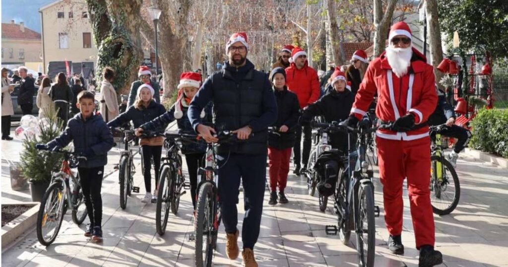 Najmlađi najsretniji: Djeda Mrazovi na biciklima defilirali kroz Mostar