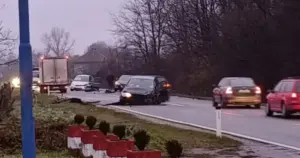 U sudaru tri automobila povrijeđene dvije osobe, otežan saobraćaj na ovoj dionici