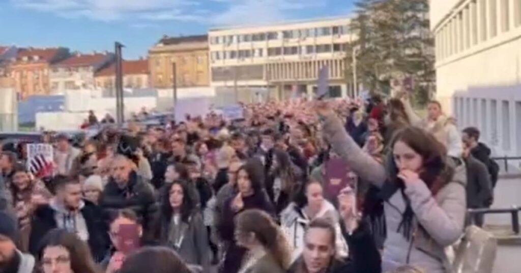 U Srbiji ponovo protesti: Velika kolona studenata stigla pred Skupštinu Vojvodine