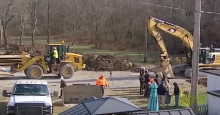 Žena propala u duboku vrtaču koja joj se  otvorila pod nogama, traje velika potraga