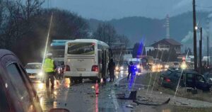 U sudaru autobusa i automobila jedna osoba teško povrijeđena