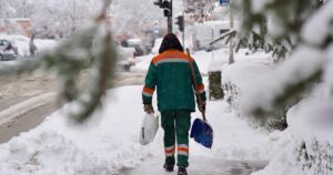 Na terenu 40 vozila i 140 radnika koji rade na ručnom čišćenju snijega