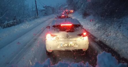 Obustava saobraćaja na nekoliko puteva: Snijeg otežava kretanje