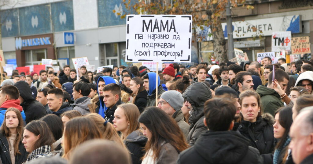 Demonstranti iz Beograda kreću pješke za Novi Sad