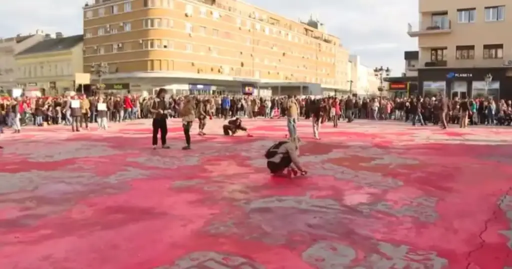 Demonstranti ofarbali u crveno centar Novoga Sada