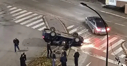 U teškoj nesreći automobil se okrenuo na krov, vozača spašavali prolaznici