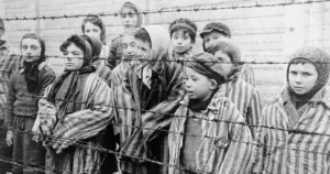 “Sadašnjost je vrlo mračna”: Auschwitz nakon 80 godina – političari šute, preživjeli govore