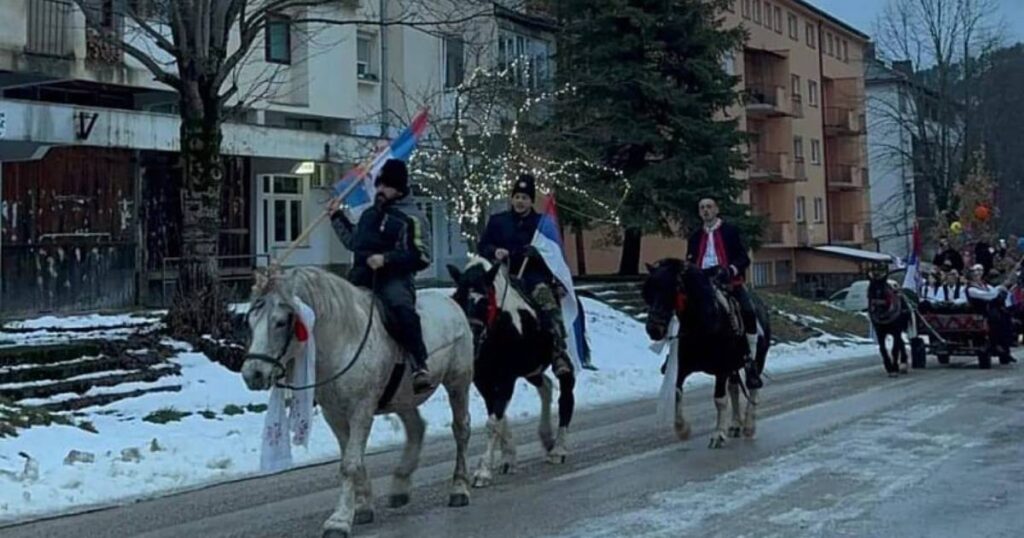 U Kantonu 10 četnici marširali kroz grad na konjima