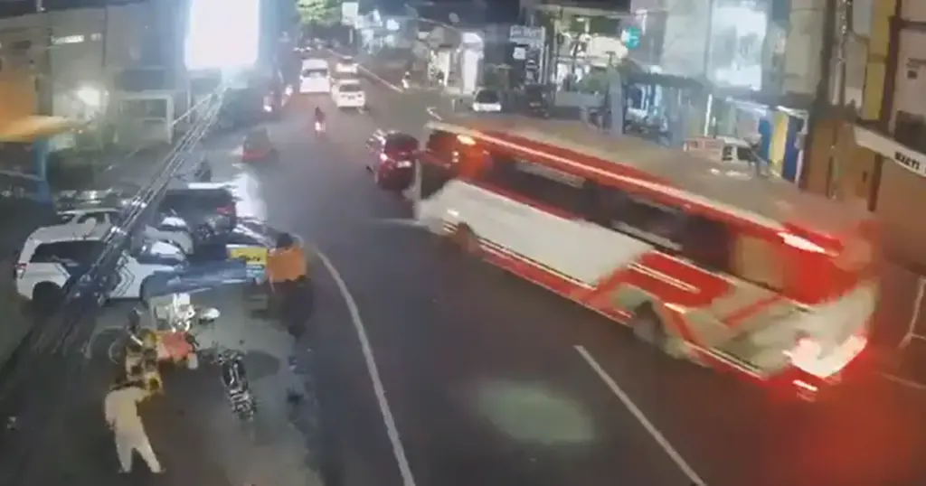 Autobusu otkazale kočnice i zabio se u kolonu vozila, četiri osobe poginule