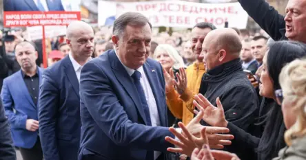 Dodik stigao u Sud BiH, okupljene pristalice mu zapjevale “Svilen konac”