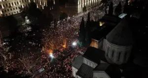 Hiljade Gruzijaca pred zgradom parlamenta na pravoslavni Božić, protest traje punih 40 dana