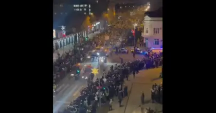 Ovako su studenti sinoć dočekani u Inđiji. Spavali su na stadionu pod otvorenim nebom