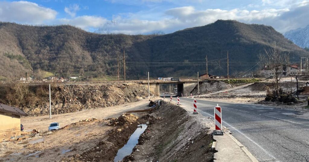 Donja Jablanica, tri mjeseca poslije: Sablasno i pusto, na nadvožnjaku visi lutka u zatvorskom odijelu uz poruku vlastima