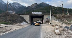 Donja Jablanica, tri mjeseca poslije: Sablasno i pusto, na nadvožnjaku visi lutka u zatvorskom odijelu uz poruku vlastima