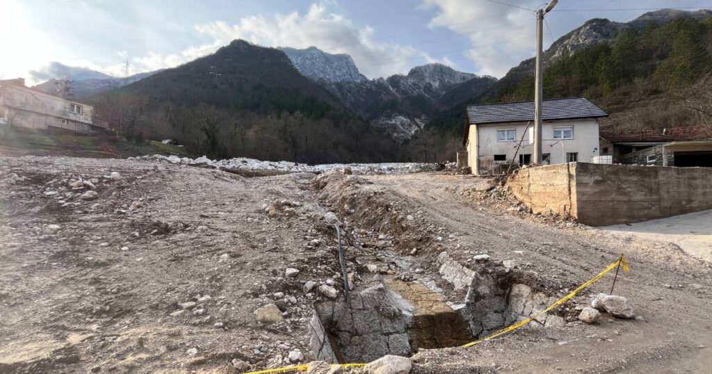 Donja Jablanica, tri mjeseca poslije: Sablasno i pusto, na nadvožnjaku visi lutka u zatvorskom odijelu uz poruku vlastima