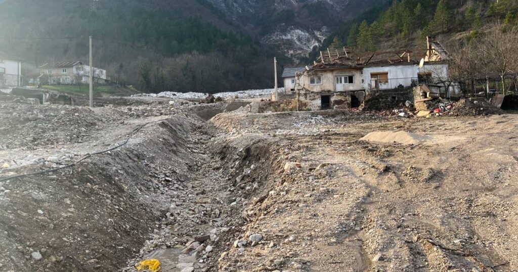 Donja Jablanica, tri mjeseca poslije: Sablasno i pusto, na nadvožnjaku visi lutka u zatvorskom odijelu uz poruku vlastima