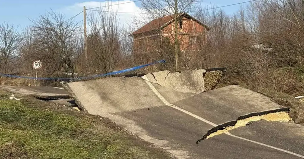 Aktiviralo se klizište i potpuno uništilo cestu. Biće zatvorena sve do završetka sanacije