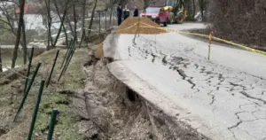 Aktivirana tri klizišta, zatvorena dionica lokalnog puta