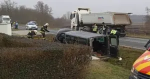 Kombi sletio s ceste i udario u betonski stub, dvoje mrtvih i petoro povrijeđenih