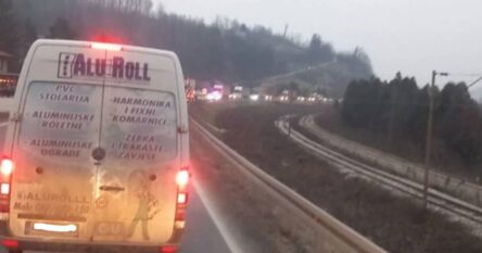 U sudaru tri vozila povrijeđene četiri osobe, saobraćaj potpuno obustavljen