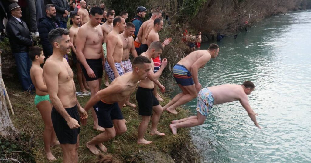 Mostarci obilježili Bogojavljenje plivanjem za Časni krst u Neretvi