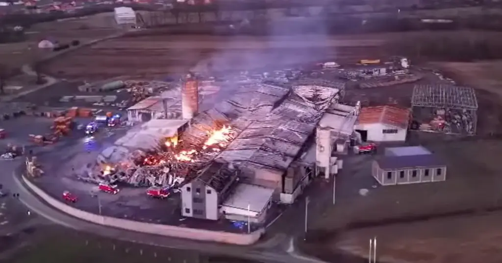 Veliki požar uništio firmu u kojoj je zaposleno 70 osoba. S vatrom se bori veliki broj vatrogasaca