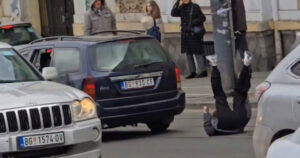 Iz Beograda užasne snimke: Probijajući studentsku blokadu udario djevojku i bacio je preko krova automobila