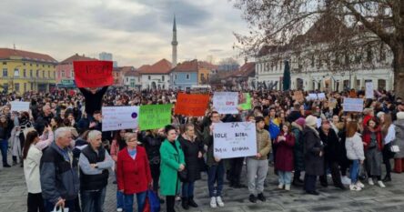 Protesti u Tuzli zbog skoka cijena javnog prevoza: “Mjesečna karta poskupjela na 180 KM”