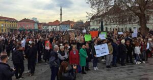 Protesti u Tuzli zbog skoka cijena javnog prevoza: “Mjesečna karta poskupjela na 180 KM”