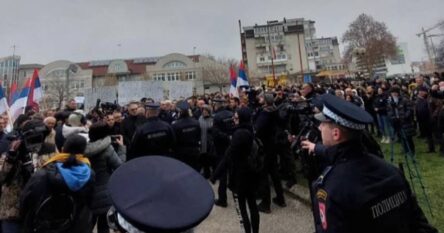 U Bijeljini protest zbog hapšenja gradonačelnika Ljubiše Petrovića