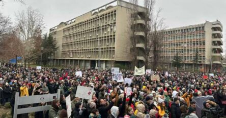 Protesti u Novom Sadu, demonstranti uzvikivali: “Ostavke, pa robija”