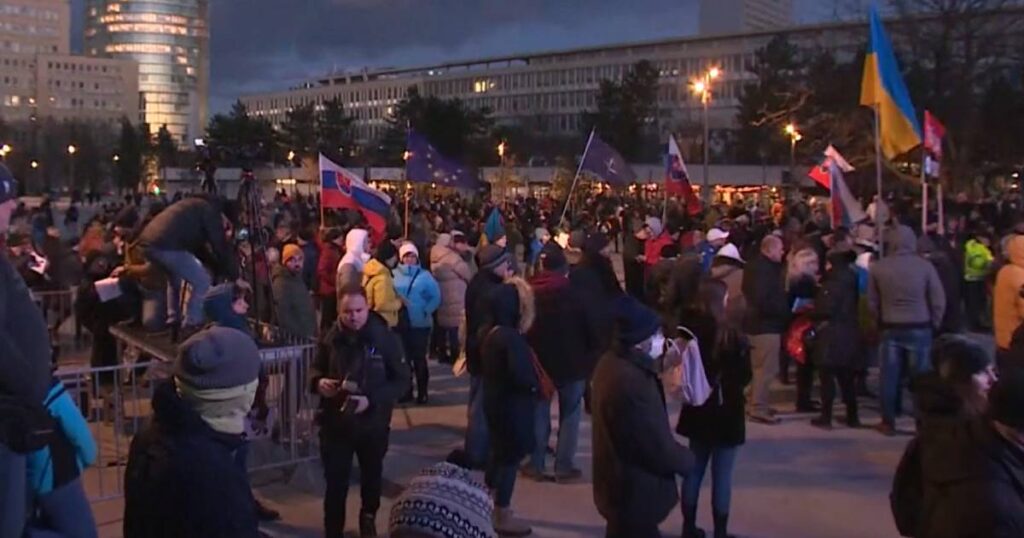 U Slovačkoj protesti zbog politike Roberta Fica prema Rusiji i Ukrajini