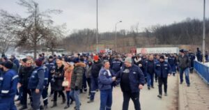 Radnici RiTE Ugljevik blokirali put Bijeljina – Tuzla, traže smjenu Uprave