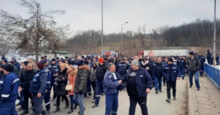 Radnici RiTE Ugljevik blokirali put Bijeljina – Tuzla, nezadovoljni stanjem u preduzeću