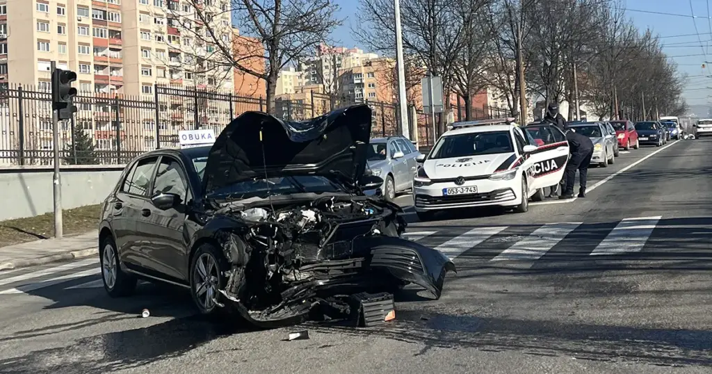 Jedna osoba smrtno stradala u nesreći u Sarajevu: Vozač imao srčani udar?